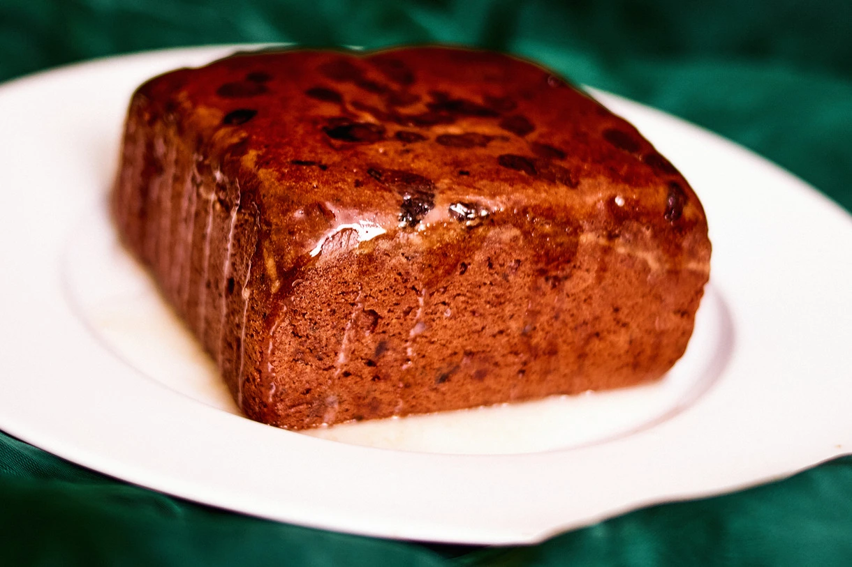 600g Fruit Cake in Cream-Coloured Christmas Box - Image 4